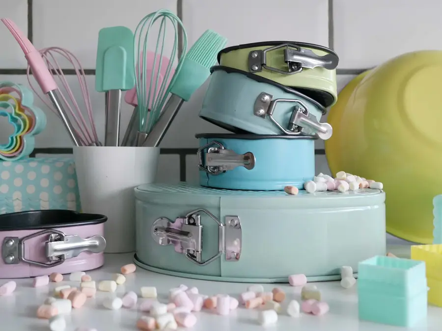 Kjøkkenting og bakeformer på kjøkkenbenk