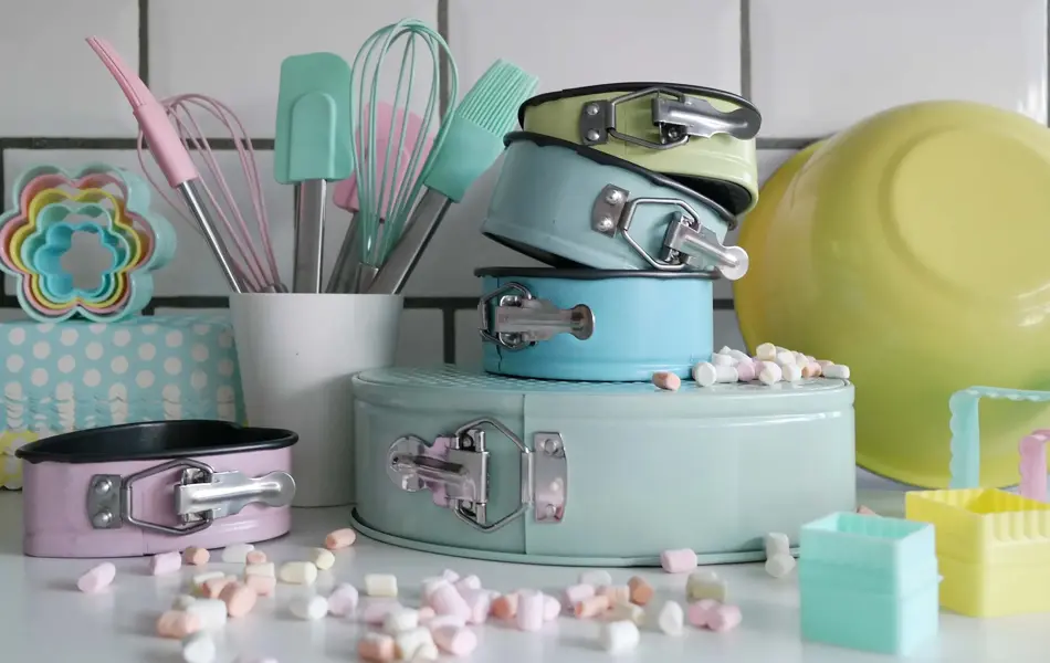 Kjøkkenting og bakeformer på kjøkkenbenk