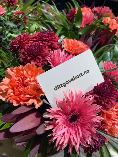 Dittgavekort som ligger i en blomsterbukett