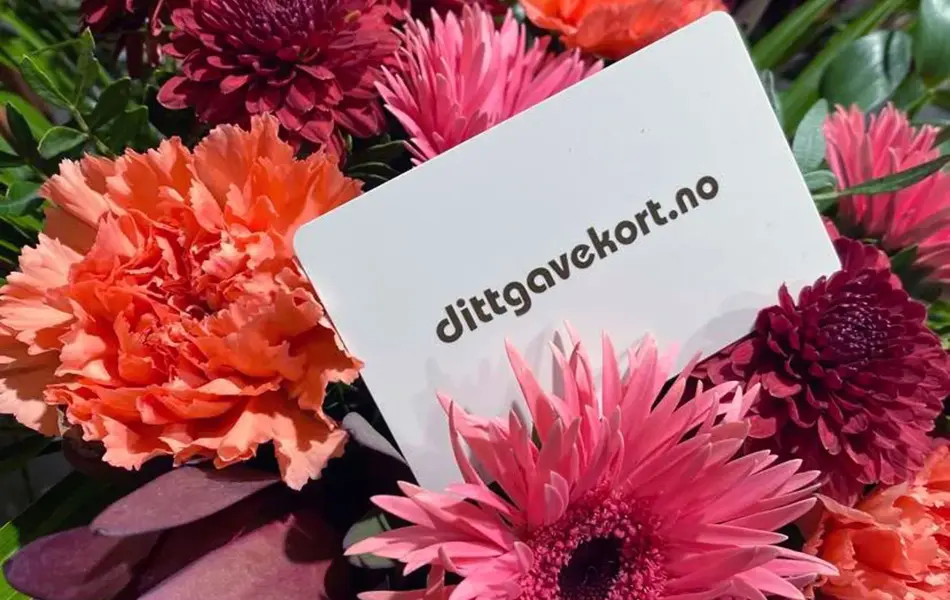 Dittgavekort som ligger i en blomsterbukett