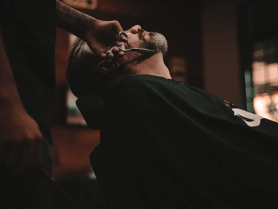 Mann får klippet skjegget sitt