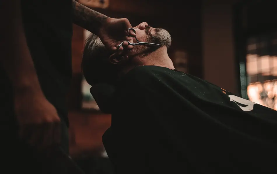 Mann får klippet skjegget sitt