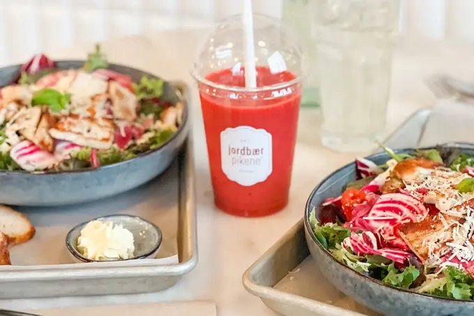 Cæsarsalt og smoothie fra Jordbærpikene