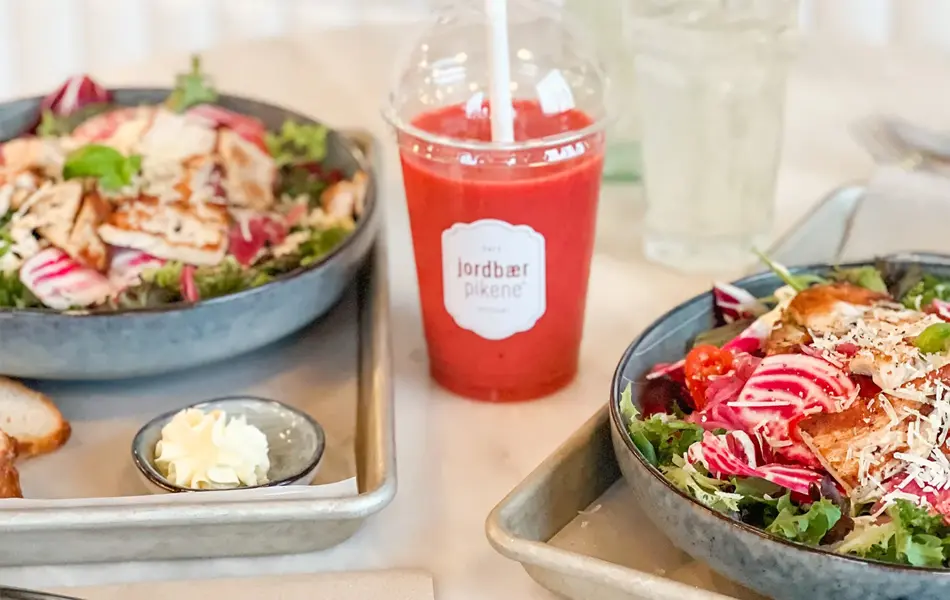 Cæsarsalt og smoothie fra Jordbærpikene
