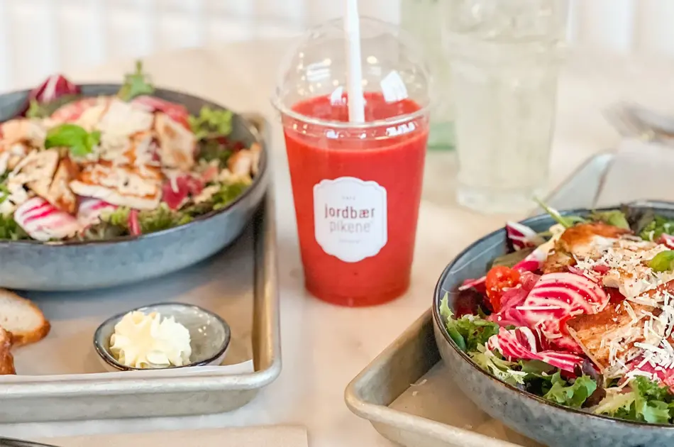 Cæsarsalt og smoothie fra Jordbærpikene