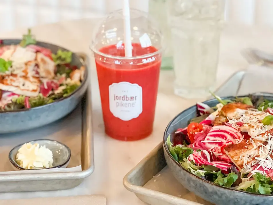 Cæsarsalt og smoothie fra Jordbærpikene