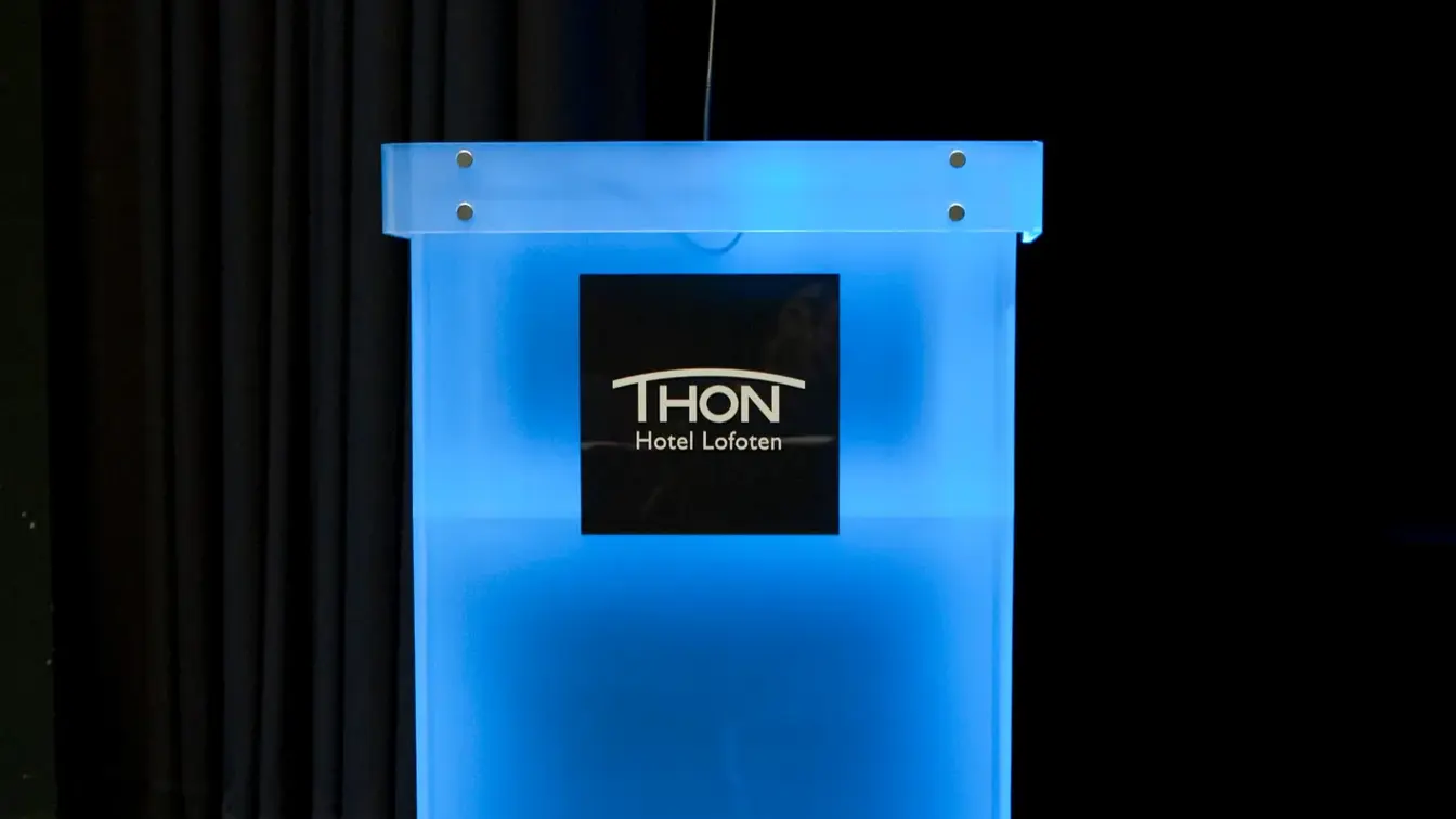 Talerstol som lyser opp i mørket på kurs og konferanse på Thon Hotel Lofoten i Svolvær
