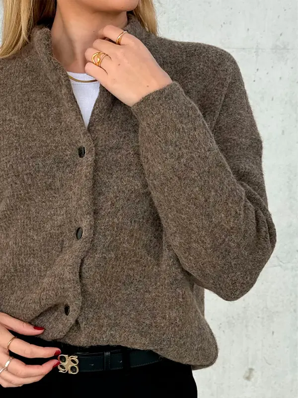 Dame med cardigan