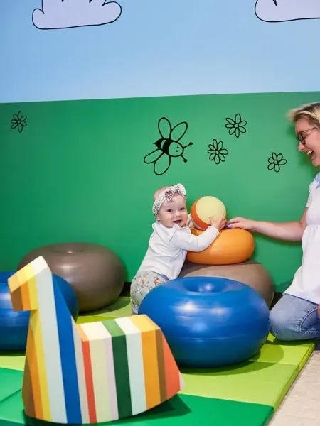 baby leker i lekeområde på stellerom/babylounge åsane storsenter