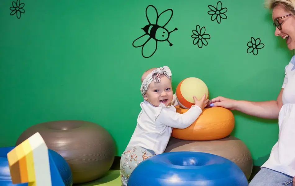 baby leker i lekeområde på stellerom/babylounge åsane storsenter