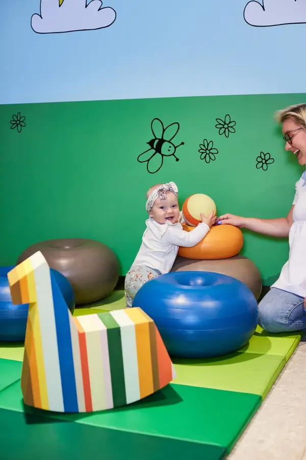 baby leker i lekeområde på stellerom/babylounge åsane storsenter