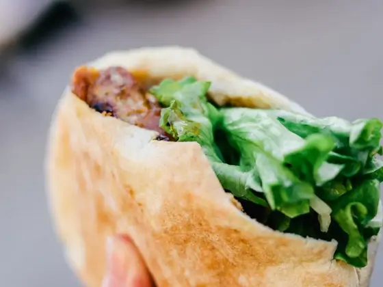 pita med kjøtt og salat