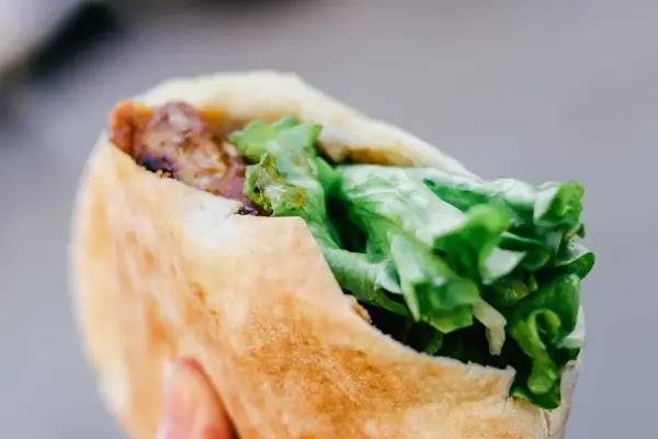 pita med kjøtt og salat