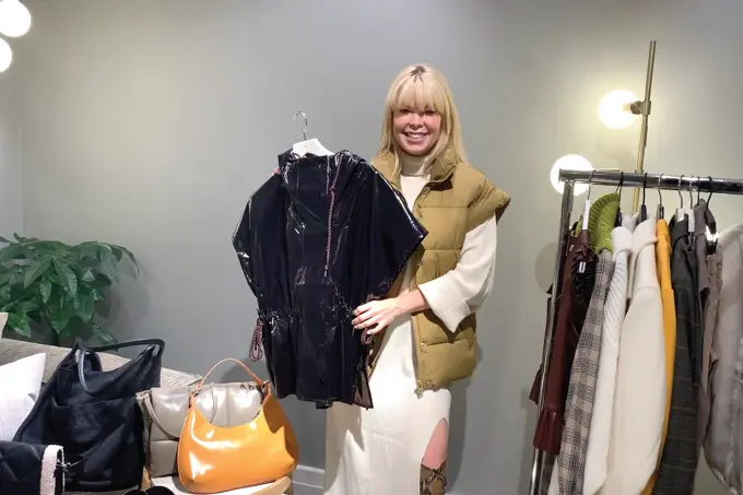 Marianne Jemtegård som viser fram et plagg