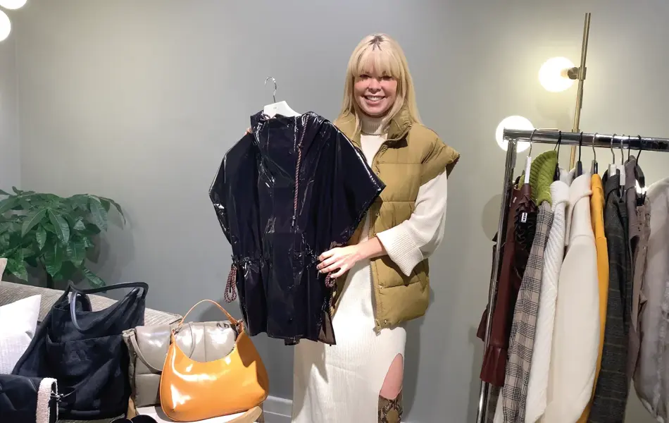 Marianne Jemtegård som viser fram et plagg