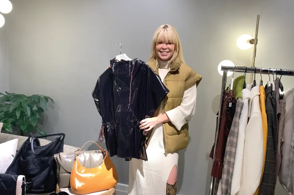 Marianne Jemtegård som viser fram et plagg