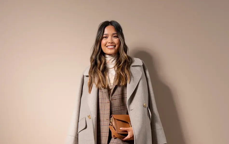 Tsutsumi Hoang i rutete dress, grønne pumps, hvit høyhalset genser og kåpe