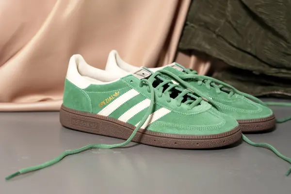 Grønne Adidas semskede flate retro sneakers