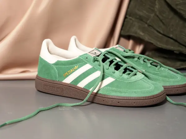 Grønne Adidas semskede flate retro sneakers