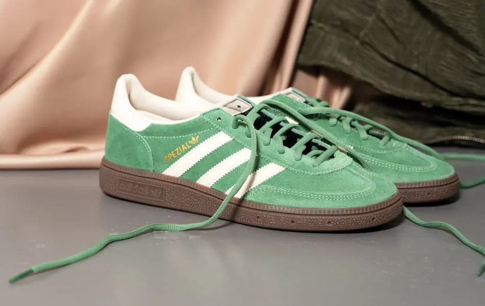 Grønne Adidas semskede flate retro sneakers