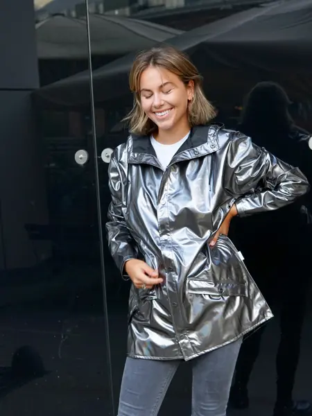 Dame med metalljakke 