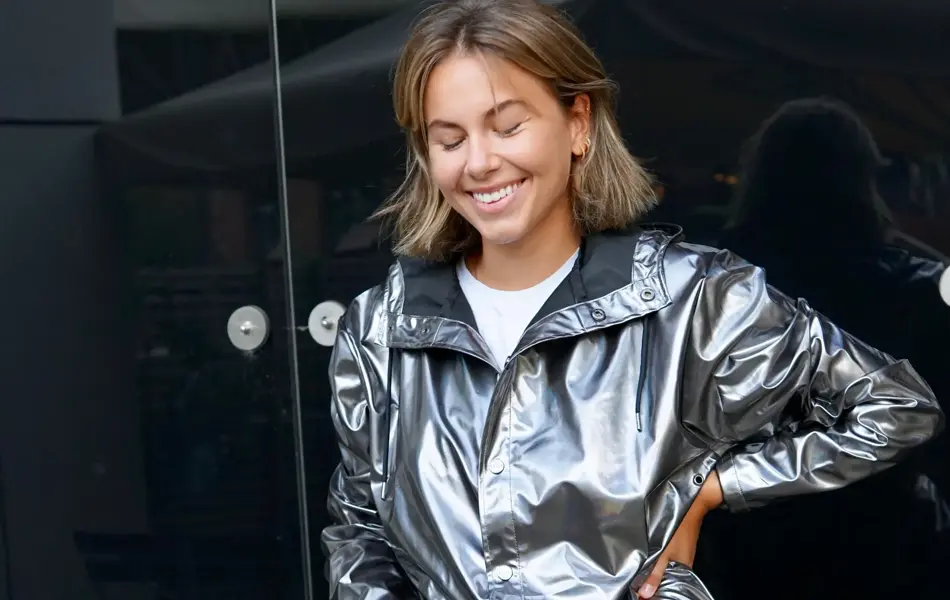 Dame med metalljakke 