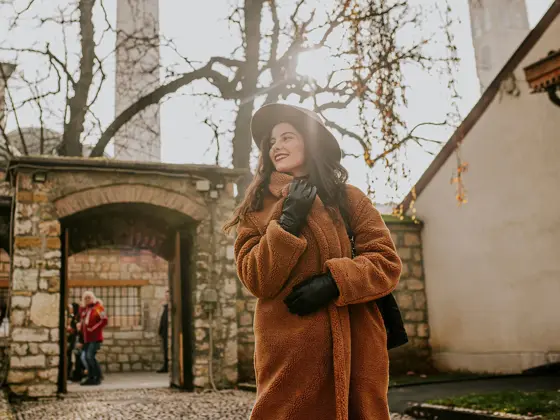 Smilende dame i brun jakke 