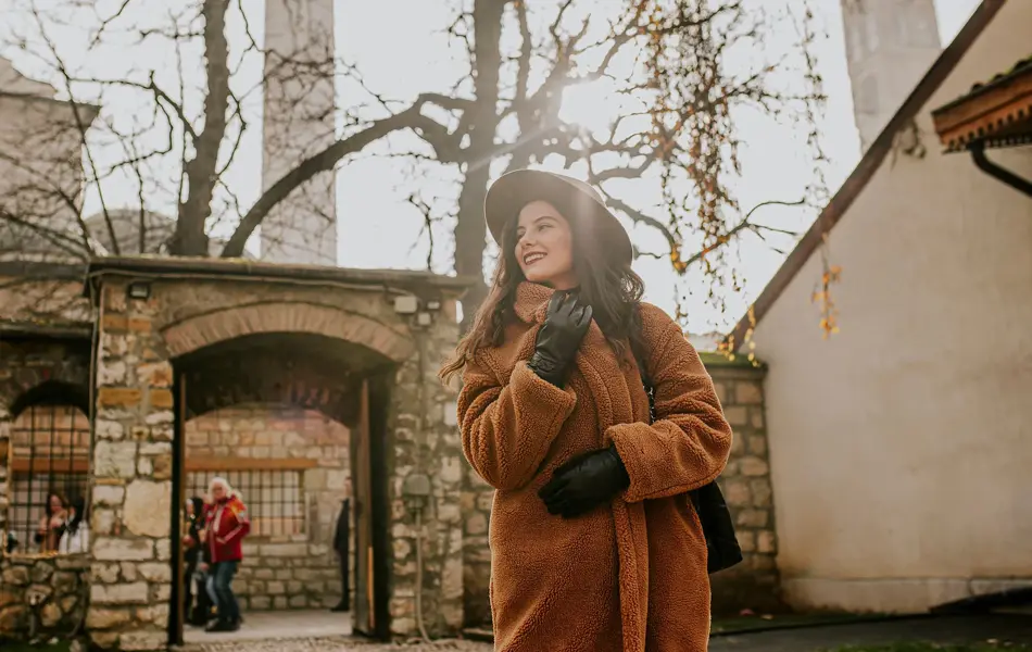 Smilende dame i brun jakke 