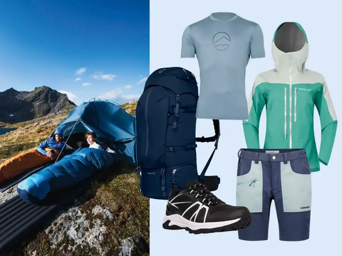 To personer i sovepose på et fjell, tusekk, t-skjorte, vindtett jakke, shorts og tursko.