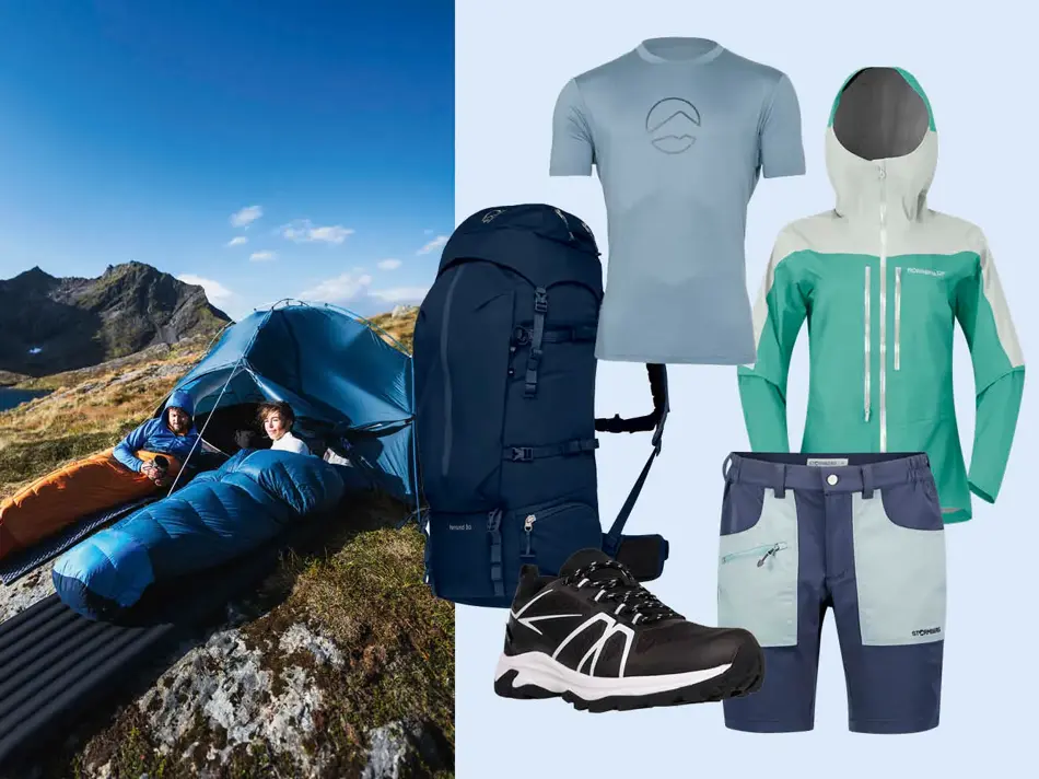 To personer i sovepose på et fjell, tusekk, t-skjorte, vindtett jakke, shorts og tursko.