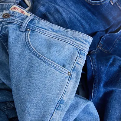 Et nærbilde av to jeans som ligger oppe på hverandre