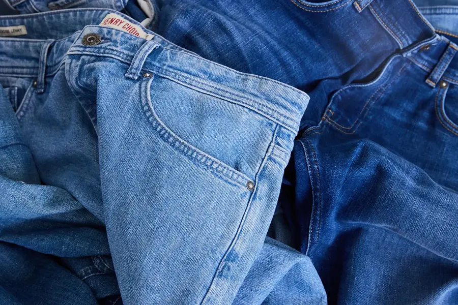 Et nærbilde av to jeans som ligger oppe på hverandre