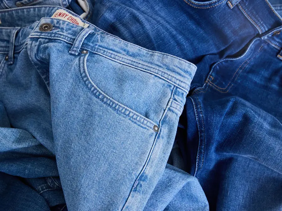 Et nærbilde av to jeans som ligger oppe på hverandre