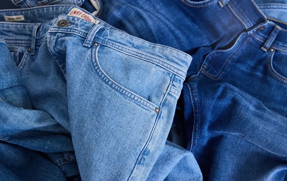 Et nærbilde av to jeans som ligger oppe på hverandre