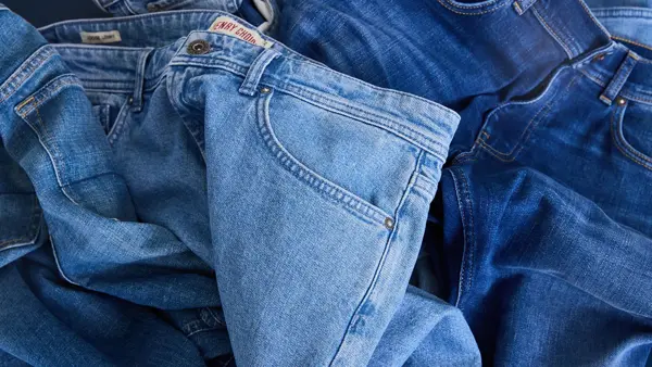 Et nærbilde av to jeans som ligger oppe på hverandre