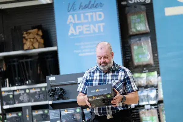 Mann som står og ser på en eske med verktøy inne hos Clas Ohlson