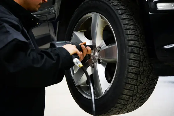 mekaniker som byter däck.jpg