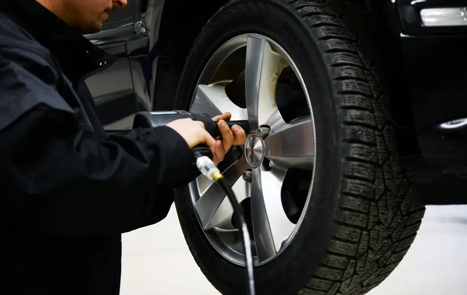 mekaniker som byter däck.jpg