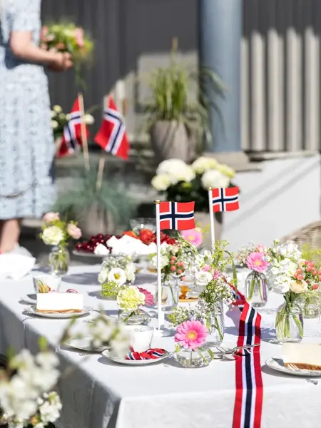 Dekket bord med blomster