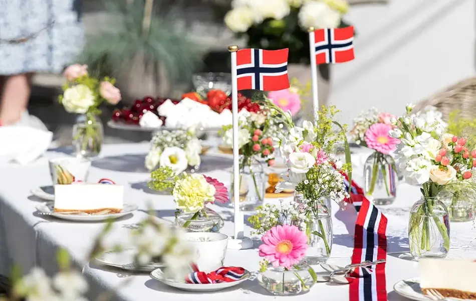 Dekket bord med blomster