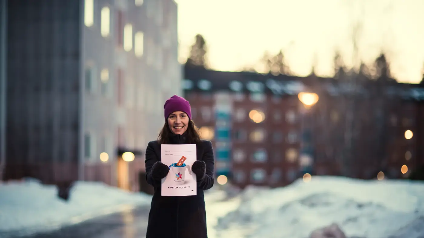 Kvinne som samler inn penger til Krafttak mot Kreft