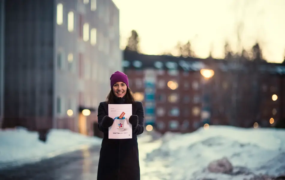 Kvinne som samler inn penger til Krafttak mot Kreft