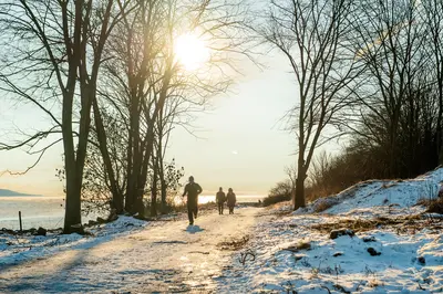 Mennesker som går og jogger på en sti på vinteren i Moss.