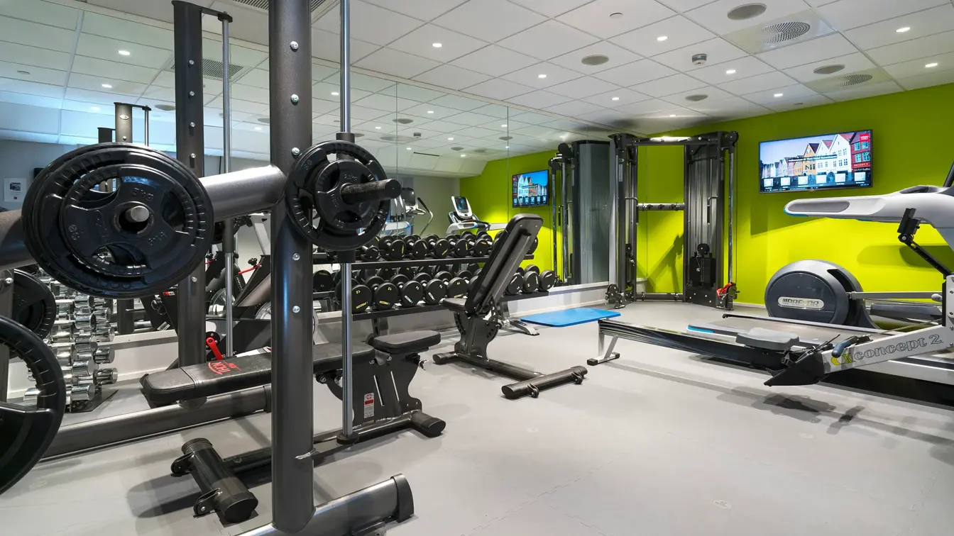 Tredemølla og vekter i treningsrom på Thon Hotel Rosenkrantz