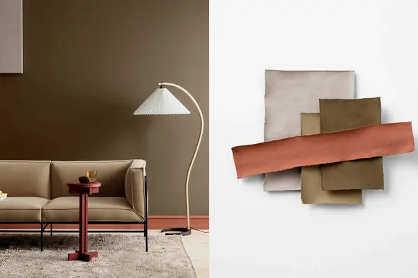 Mosegrønn vegg med brun sofa foran, gulvlampe og lite bord. Stoffprøver i ulike farger.