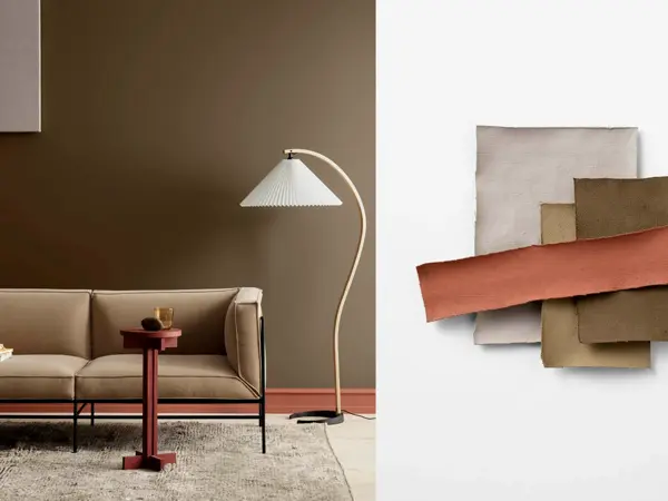 Mosegrønn vegg med brun sofa foran, gulvlampe og lite bord. Stoffprøver i ulike farger.