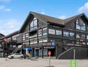 Thon Senter Geilo fasade, med logo på vegg.