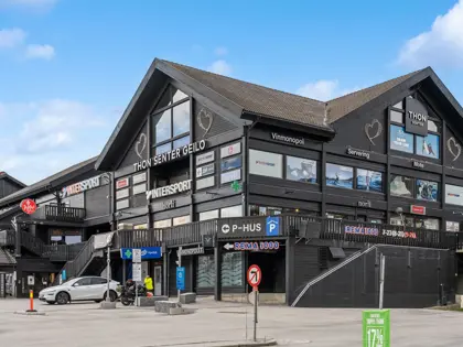 Thon Senter Geilo fasade, med logo på vegg.