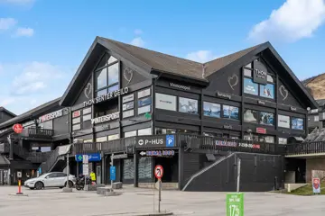 Thon Senter Geilo fasade, med logo på vegg.