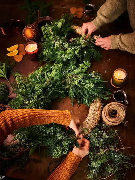 Noen som lager kranser med grønne kvister